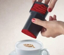 Aerolatte Cacaostrooier/-sjabloon 'Cappuccino Artist' -Café 1200x1023 4