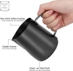 House Of Husk Melkkan Met Art Pen - 350ml Melkopschuimkan - Zwart - Melkkannetje - Milk Pitcher - RVS - Barista Melkkan - Inclusief Latte Art Pen -Café 1200x1174 4