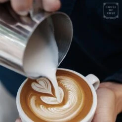 House Of Husk® Melkkan Met Art Pen - 350ml Melkopschuimkan - Zilver - Melkkannetje - Milk Pitcher - RVS - Barista Melkkan - Inclusief Latte Art Pen -Café 1200x1200 299