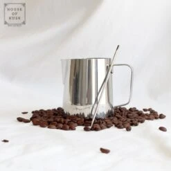 House Of Husk® Melkkan Met Art Pen - 350ml Melkopschuimkan - Zilver - Melkkannetje - Milk Pitcher - RVS - Barista Melkkan - Inclusief Latte Art Pen -Café 1200x1200 302