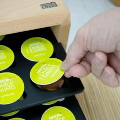 Industrial Living Capsulehouder Met Lade - Dolce Gusto Capsule Houder Van Hout - 15X34X44 Cm - Cuphouder Geschikt Voor 60 Capsules - Cup Dispenser Koffie Capsule - Koffiehouder Koffiecapsules - Koffiecups Accessoires 11 Industrial Living Capsulehouder Met Lade - Dolce Gusto Capsule Houder Van Hout - 15X34X44 Cm - Cuphouder Geschikt Voor 60 Capsules - Cup Dispenser Koffie Capsule - Koffiehouder Koffiecapsules - Koffiecups Accessoires -Café 1200x1200 405