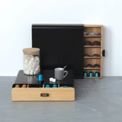 Capsule Houder Van Metaal Zwart En Bamboe Naturel | Geschikt Voor Koffie Cups Van Nespresso, Vertuo, Dolce Gusto 19 Capsule Houder Van Metaal Zwart En Bamboe Naturel | Geschikt Voor Koffie Cups Van Nespresso, Vertuo, Dolce Gusto -Café 1200x1200 463