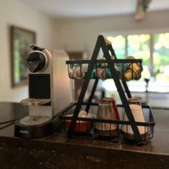 Chefs Cuisine Capsulehouder - Capsulehouder Nespresso - Capsulehouder Dolce Gusto - Opbergmand - Aanrecht Organizer – Zwart Roestvrij Staal -Café 1200x1200 557