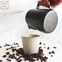 House Of Husk Melkkan Met Art Pen - 350ml Melkopschuimkan - Zwart - Melkkannetje - Milk Pitcher - RVS - Barista Melkkan - Inclusief Latte Art Pen -Café 1200x1200 629