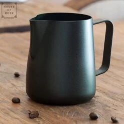 House Of Husk Melkkan Met Art Pen - 350ml Melkopschuimkan - Zwart - Melkkannetje - Milk Pitcher - RVS - Barista Melkkan - Inclusief Latte Art Pen -Café 1200x1200 630