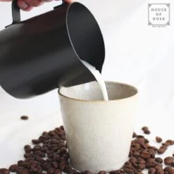 House Of Husk Melkkan Met Art Pen - 350ml Melkopschuimkan - Zwart - Melkkannetje - Milk Pitcher - RVS - Barista Melkkan - Inclusief Latte Art Pen -Café 1200x1200 631