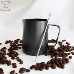 House Of Husk Melkkan Met Art Pen - 350ml Melkopschuimkan - Zwart - Melkkannetje - Milk Pitcher - RVS - Barista Melkkan - Inclusief Latte Art Pen -Café 1200x1200 632