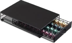 Navaris Capsulehouder Met Lade - IJzeren Houder Voor Koffiecups - Geschikt Voor Nespresso Vertuo Cups - Opberglade Voor 40 Koffiecapsules -Café 1200x723 1