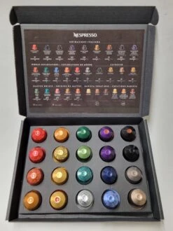 Koffie Proeverij Pakket Met 20 Stuks Verschillende Smaken En Mystery Card 'Enjoy The Sweet Moment' Met Persoonlijke (video) Boodschap | Verjaardag | Sinterklaas | Kerstpakket | Vaderdag | Moederdag | Jubileum | Valentijnsdag -Café 899x1200 1