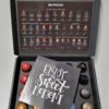 Koffie Proeverij Pakket Met 20 Stuks Verschillende Smaken En Mystery Card 'Enjoy The Sweet Moment' Met Persoonlijke (video) Boodschap | Verjaardag | Sinterklaas | Kerstpakket | Vaderdag | Moederdag | Jubileum | Valentijnsdag 2 Koffie Proeverij Pakket Met 20 Stuks Verschillende Smaken En Mystery Card 'Enjoy The Sweet Moment' Met Persoonlijke (video) Boodschap | Verjaardag | Sinterklaas | Kerstpakket | Vaderdag | Moederdag | Jubileum | Valentijnsdag -Café 899x1200